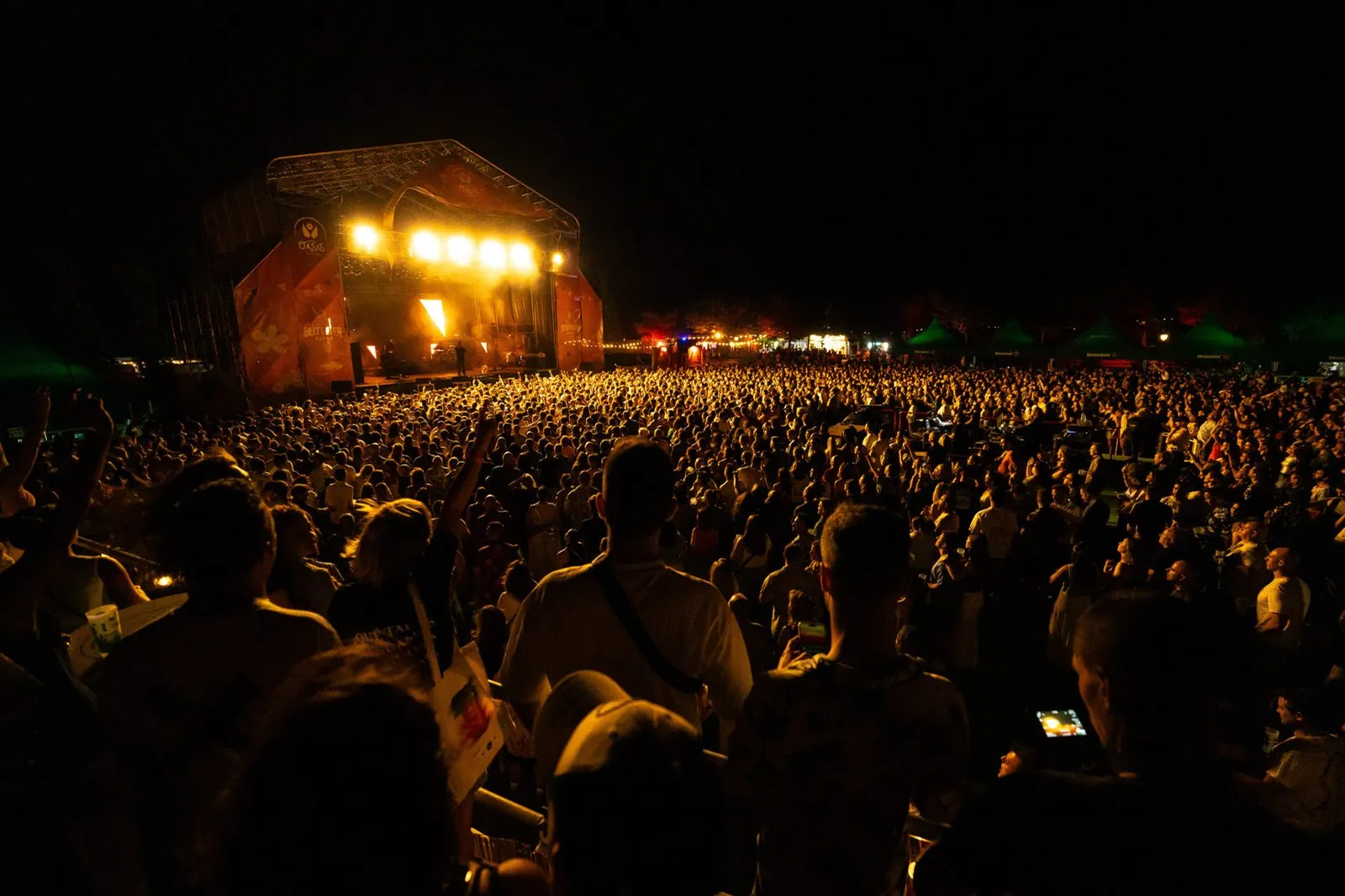 Escenario de un concierto visto desde el público