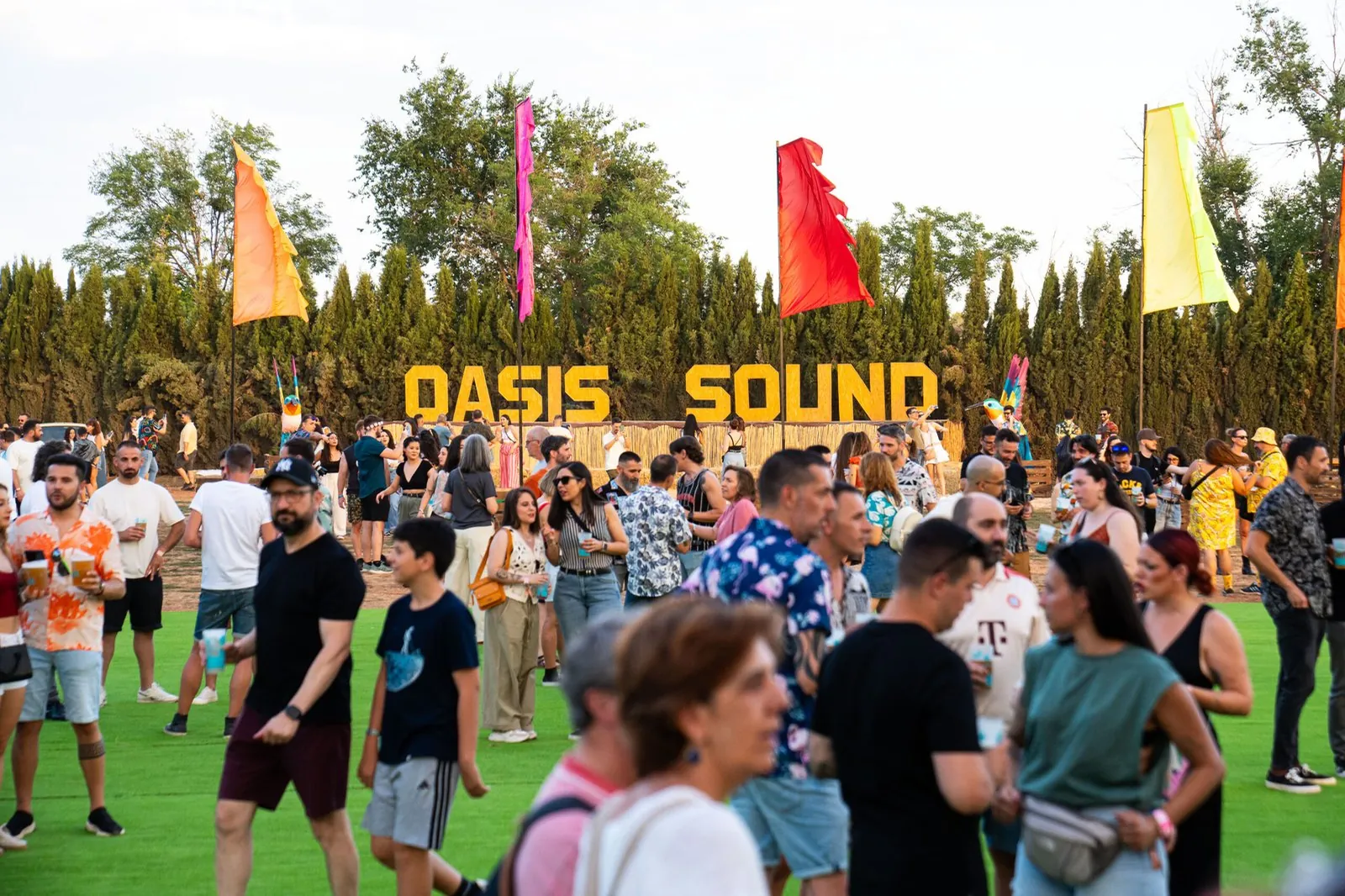 Público con las manos en alto en un festival de noche