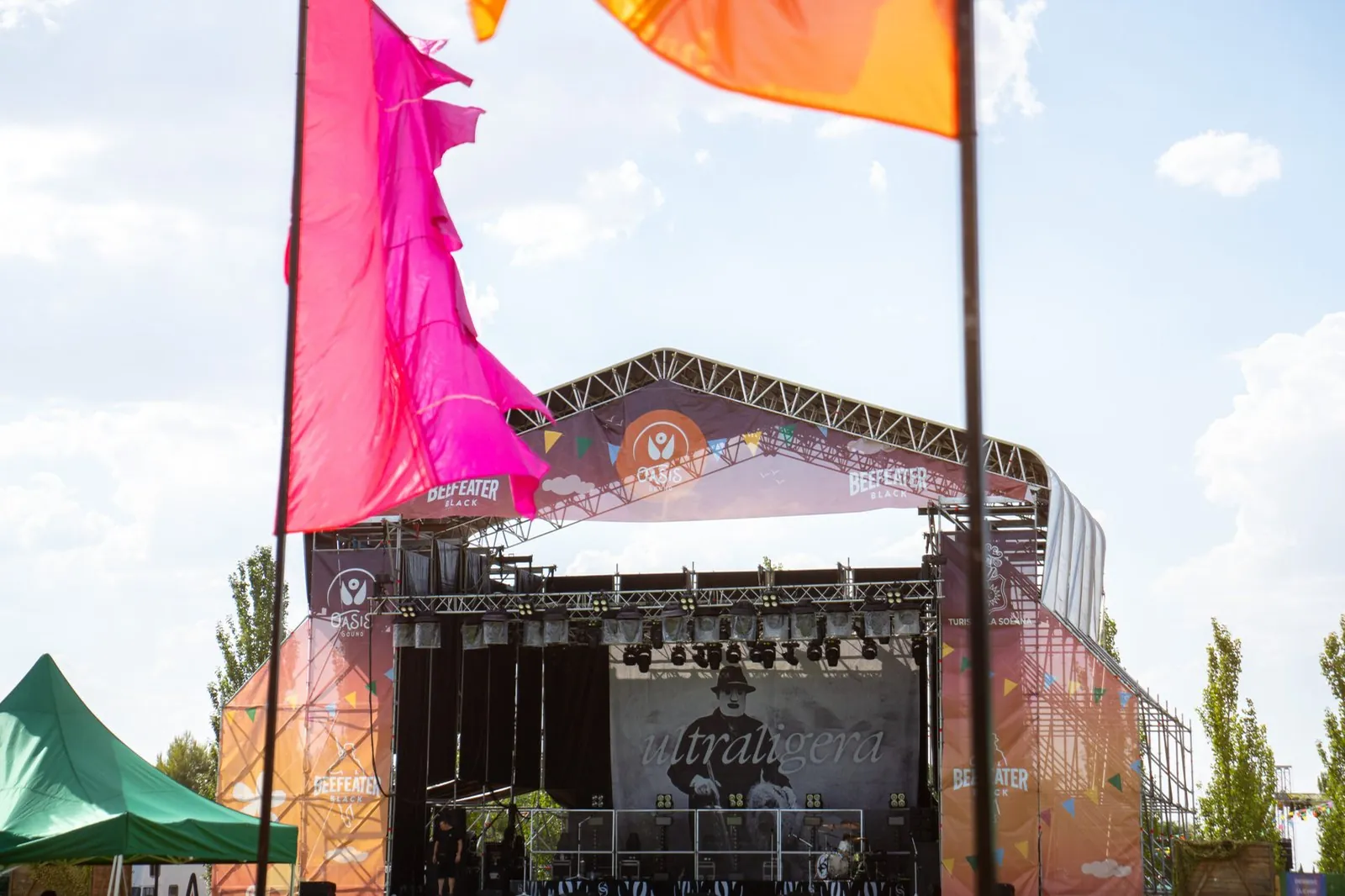 Escenario principal de Oasis Sound 2025 lleno de público