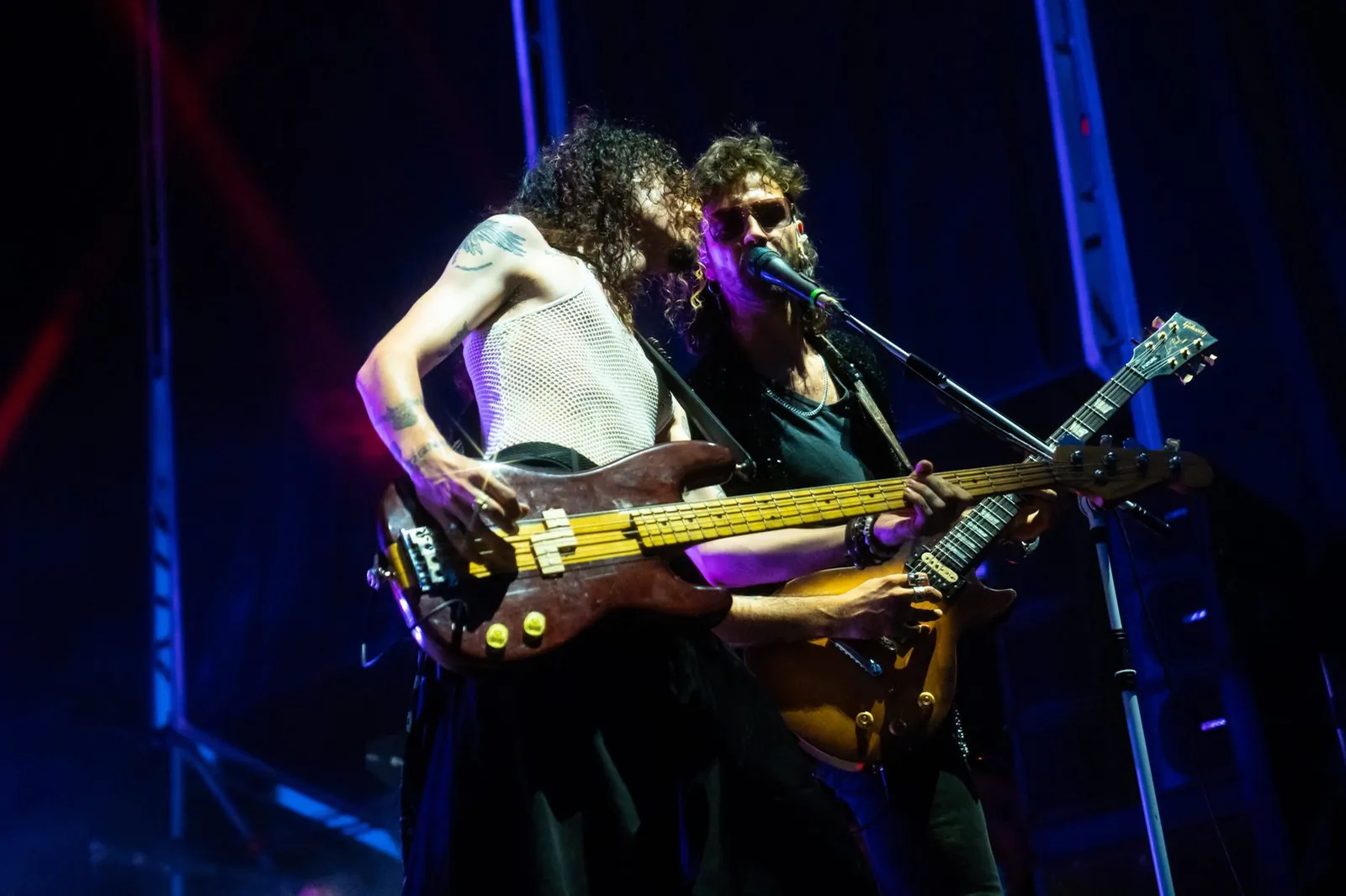 Artista tocando el bajo en un escenario de festival