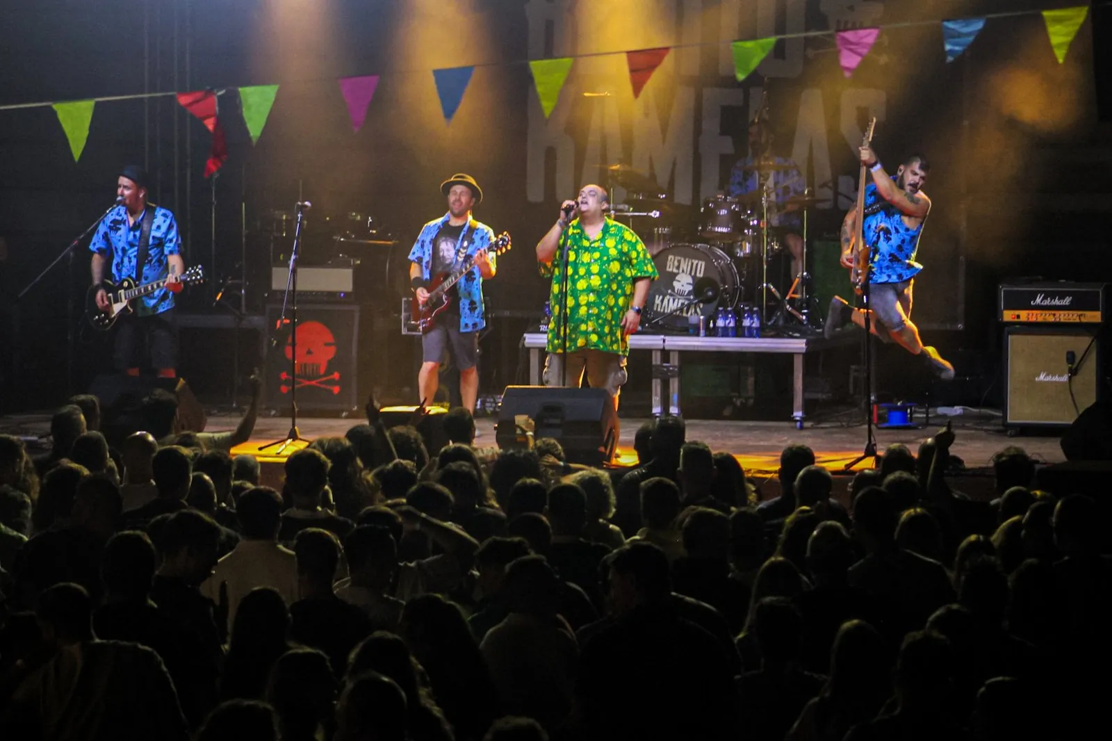 Público disfrutando del festival Ossa Sonora al aire libre