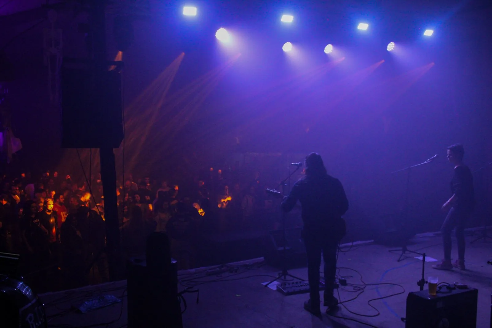 Escenario de un festival iluminado de noche con público