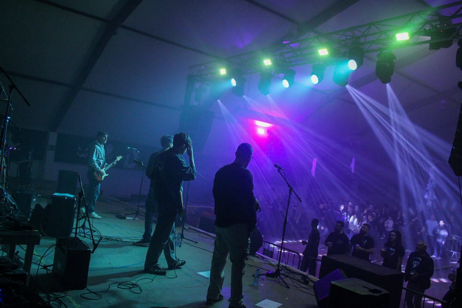 Técnico de sonido ajustando una mesa de mezclas en un concierto