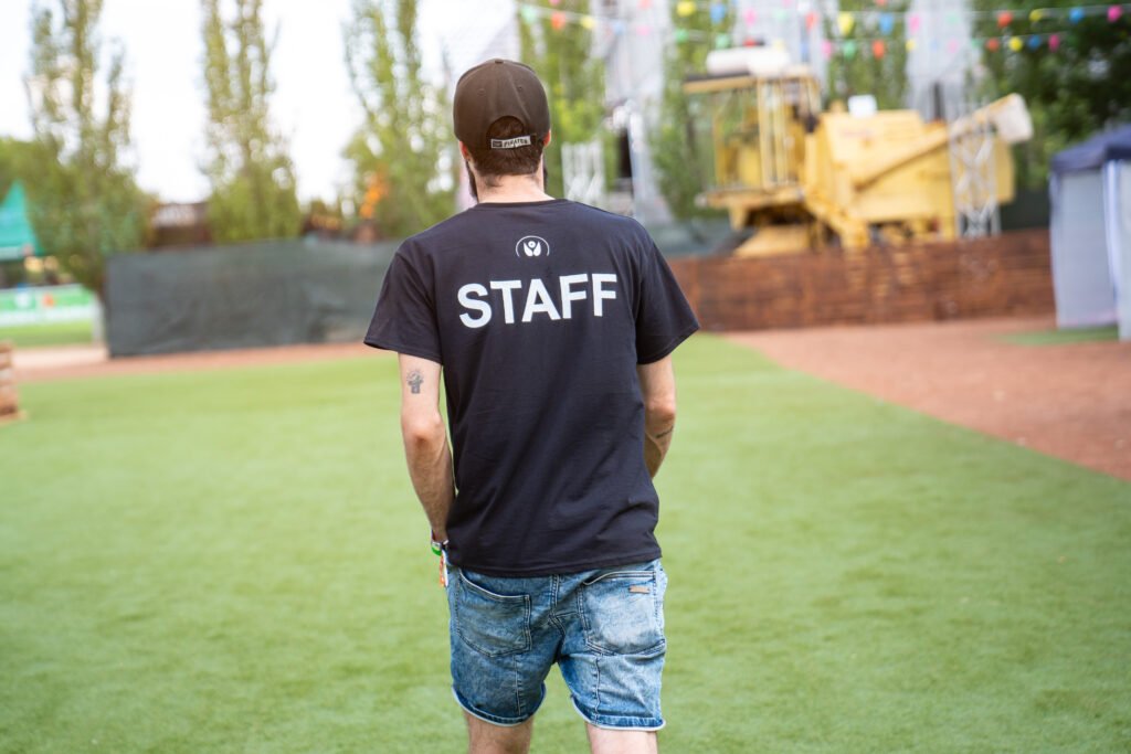 Staff Oasis Sound 2025. La imagen muestra a un trabajador de Oasis Sound durante la edición de 2025