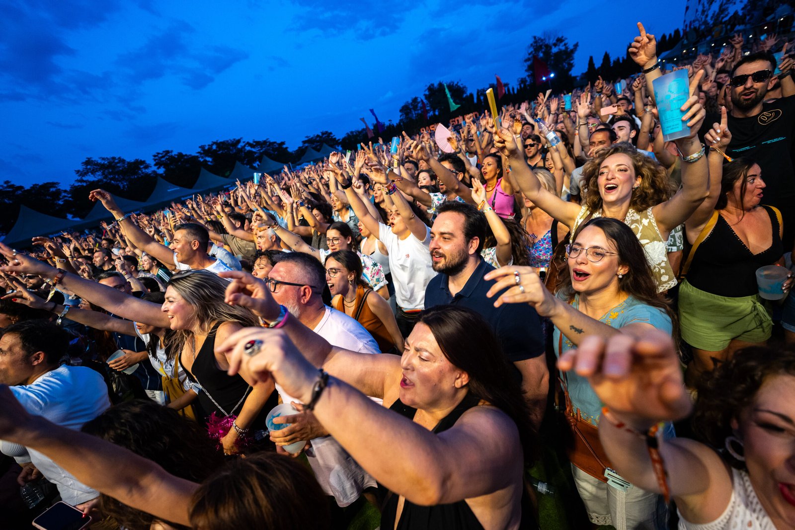 Oasis Sound 2025. La imagen muestra a varias personas durante el concierto de Shinova